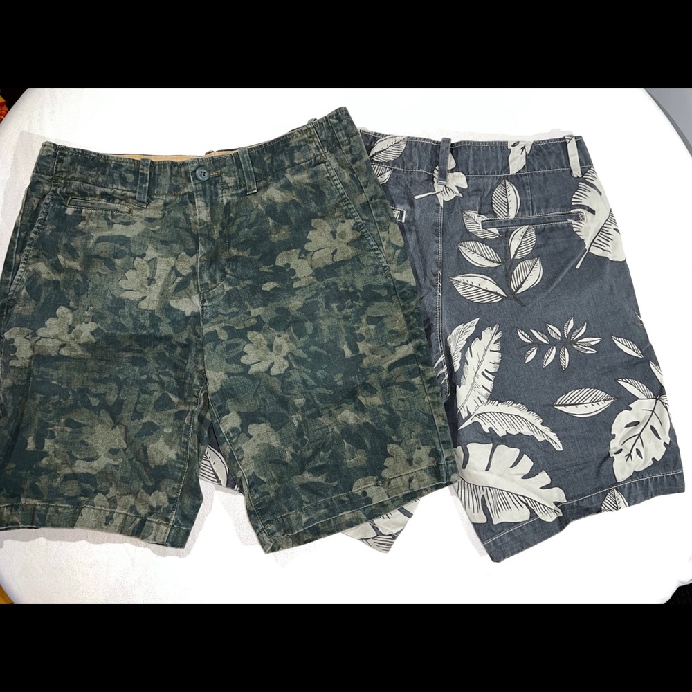 Bundle of 2 men Gap Lived-in shorts. One is Hawaiian and the other is camouflage
